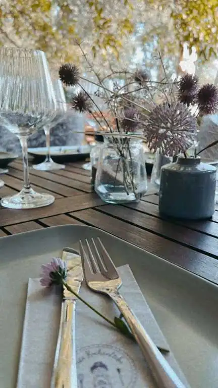 Gedeckter Außentisch mit Allium-Blumen