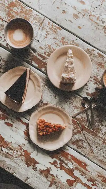 Kuchenstücke und Cappuccino Flatlay