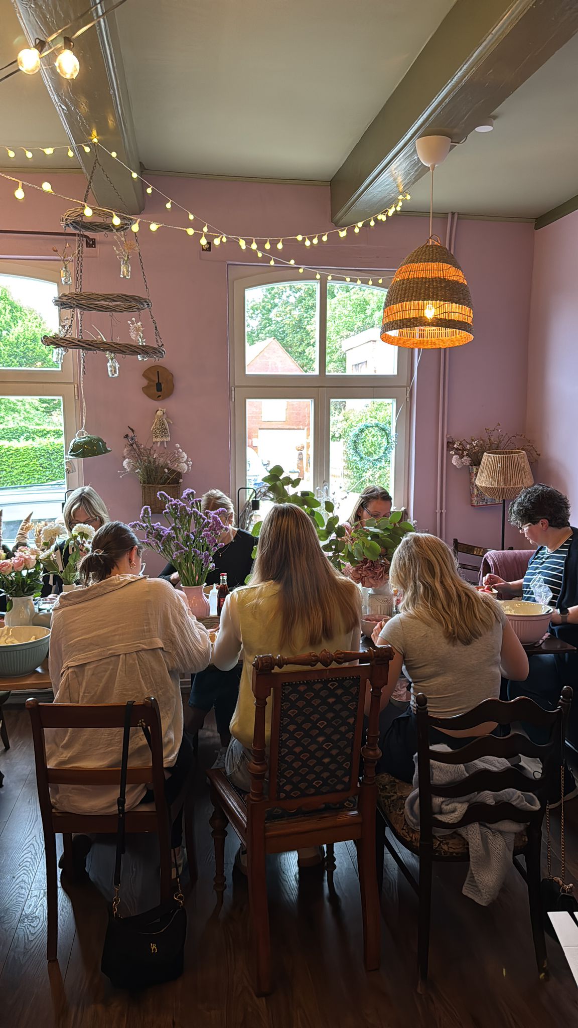 Workshop-Raum im Café Kuchenliebe mit Torten
