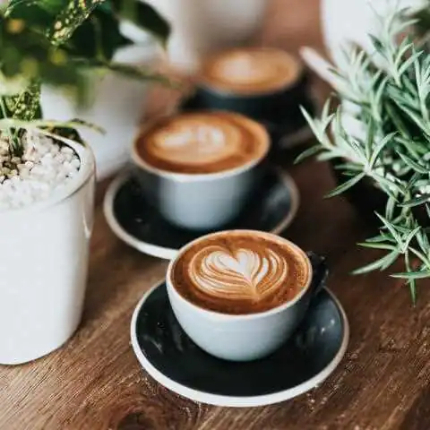 Drei Cappuccinos mit Latte Art