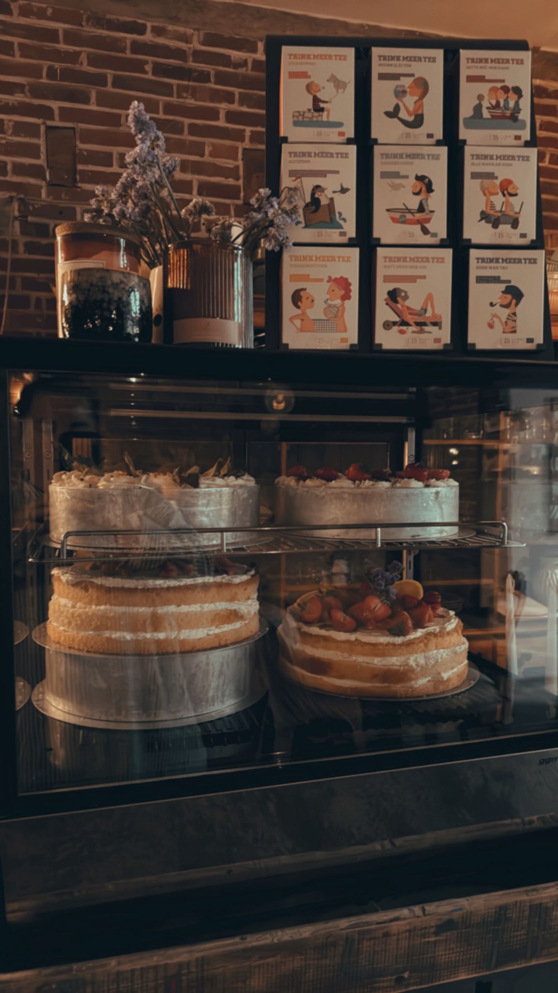 Kuchentheke mit selbstgebackenen Torten und Kuchen