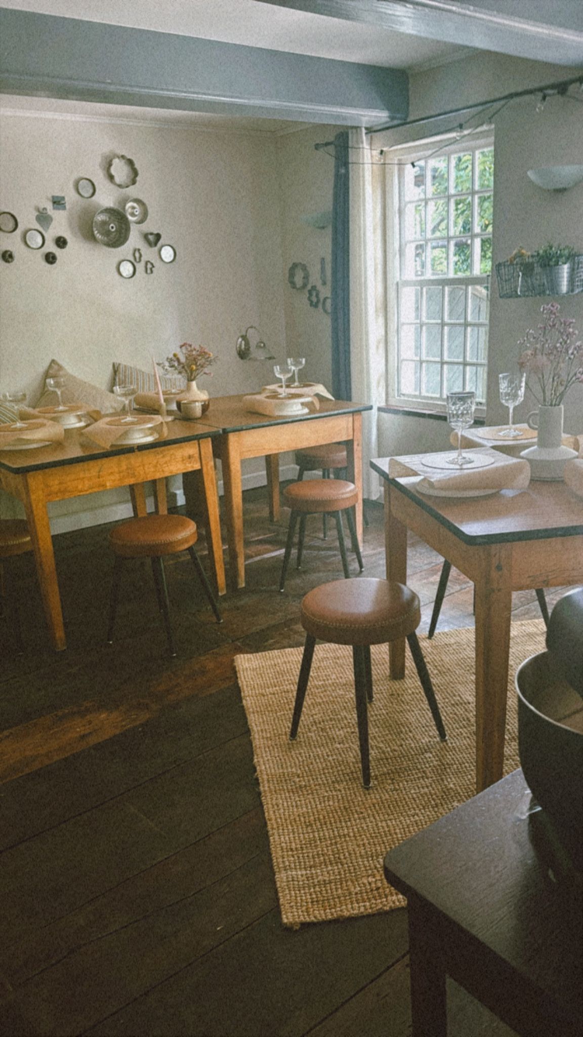 Neuer Bereich im Café Kuchenliebe mit Bistrotischen und Sprossenfenstern