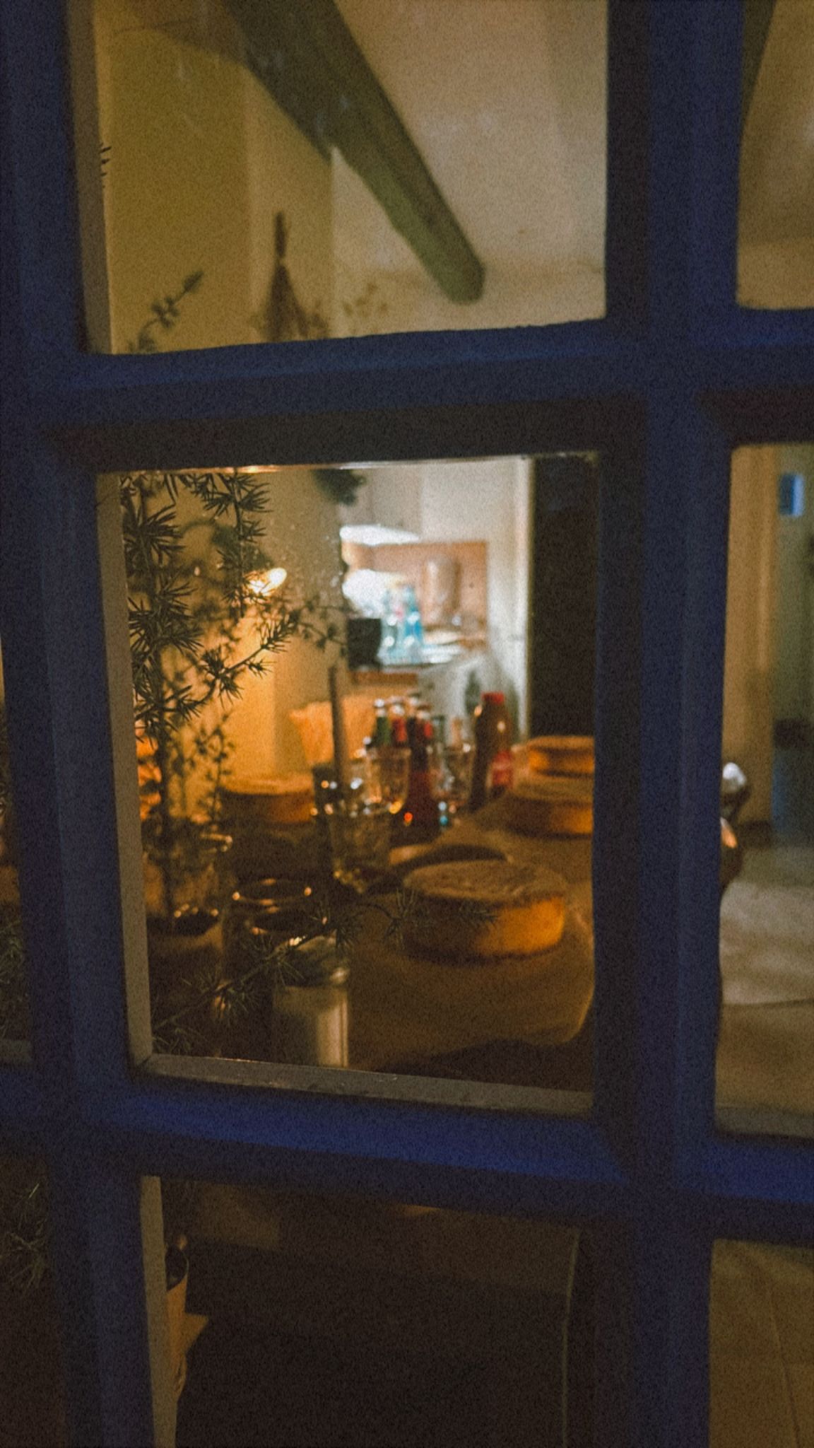 Sprossenfenster des Café Kuchenliebe bei Nacht