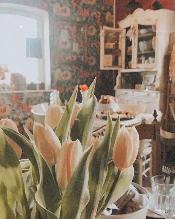Tulpen vor der Blumentapete im Café