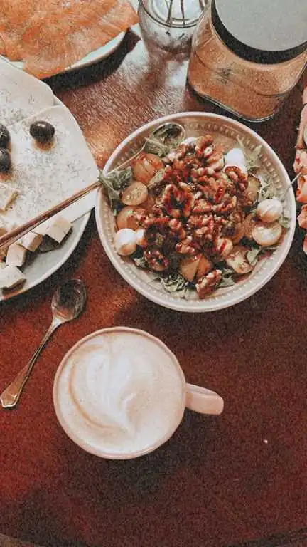 Cappuccino und Nusssalat im Café