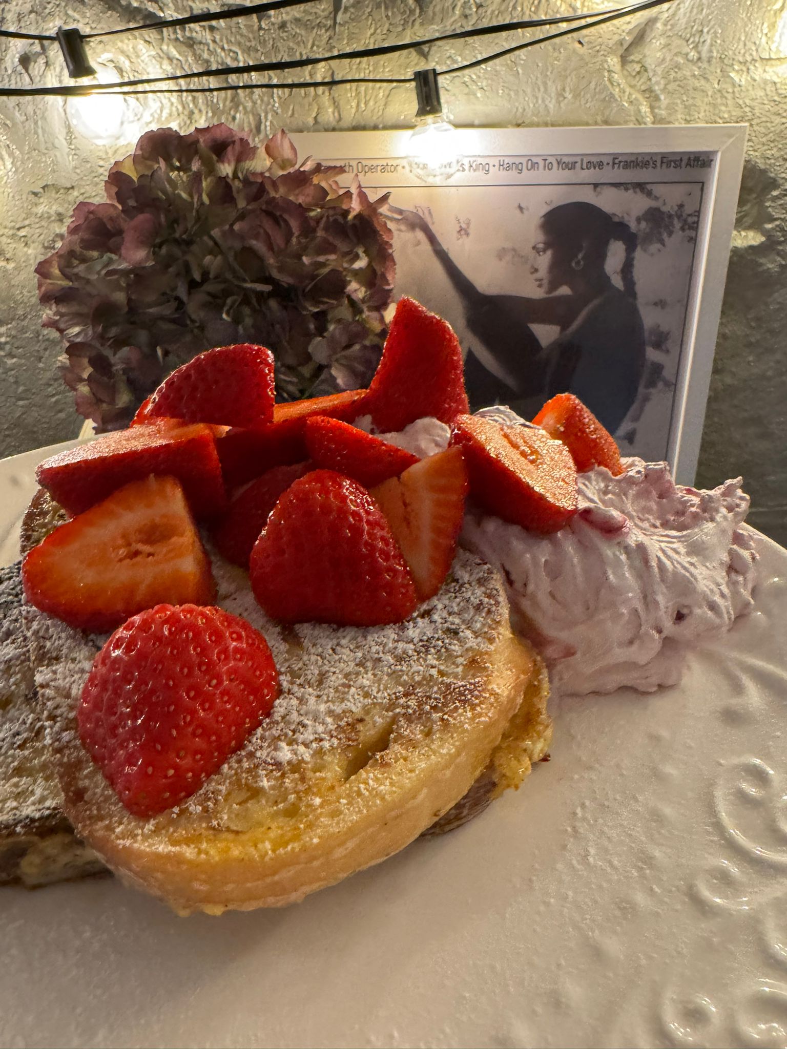 French Toast mit Erdbeeren und Sahne