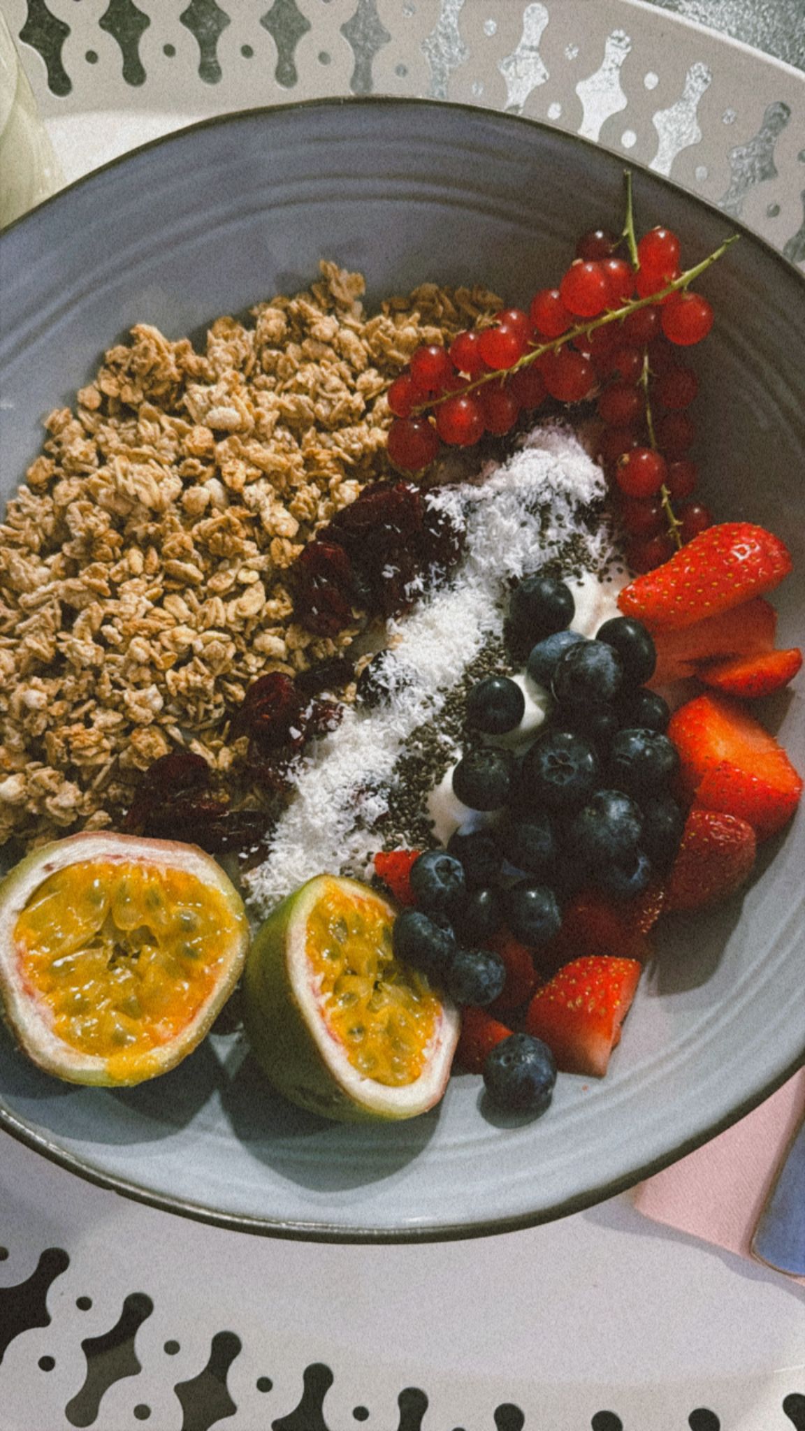 Granola Bowl mit Maracuja und Erdbeeren