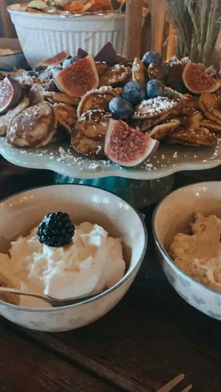 Pancakes mit Feigen, Blaubeeren und Sahne