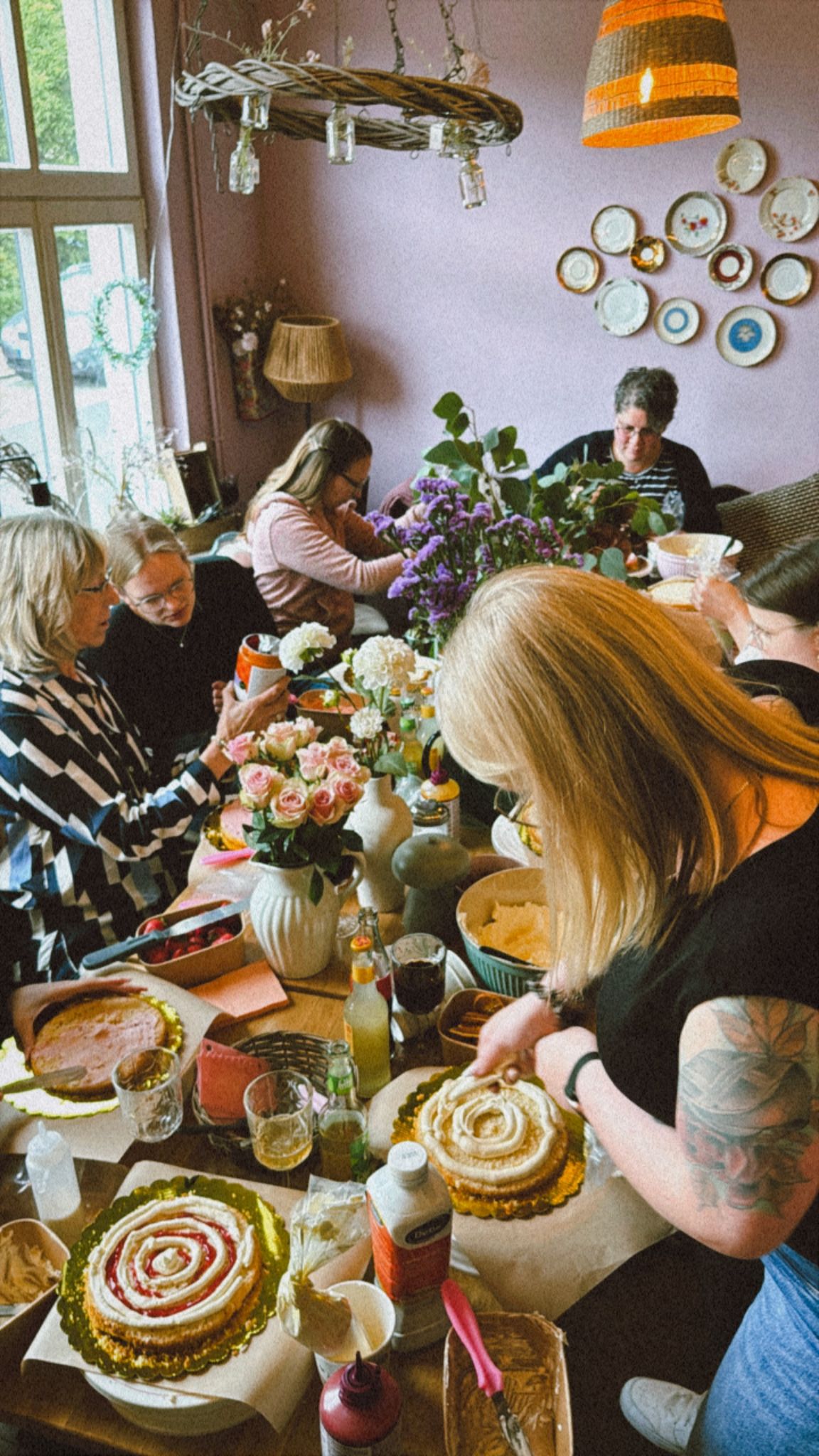 Cake Workshop bei Café Kuchenliebe – Gruppe beim Dekorieren